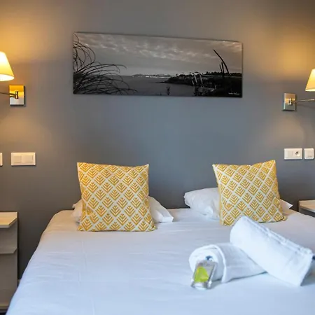 Au Bout Du Quai Hotel